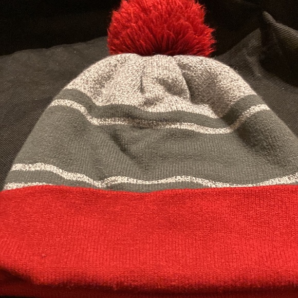 CANADA 🇨🇦 Gray and Red Pom-Pom Winter Toque - Picture 4 of 5